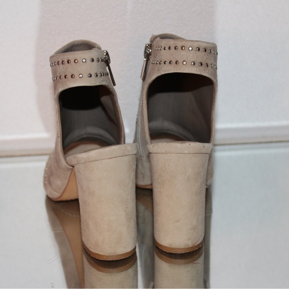 Vince Camuto Women Peep-Toe Booties 6M Winelta Studded Block Heel - Picture 3 of 5